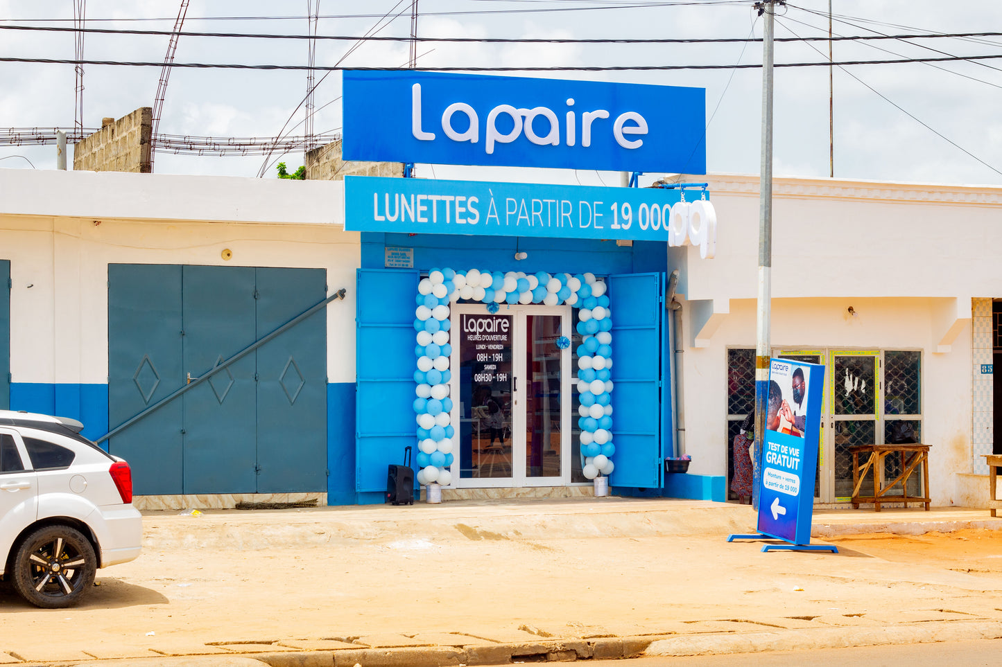 Devanture de l'agence Lapaire Catchi Porto-Novo Benin avec façade vitrée et belle enseigne